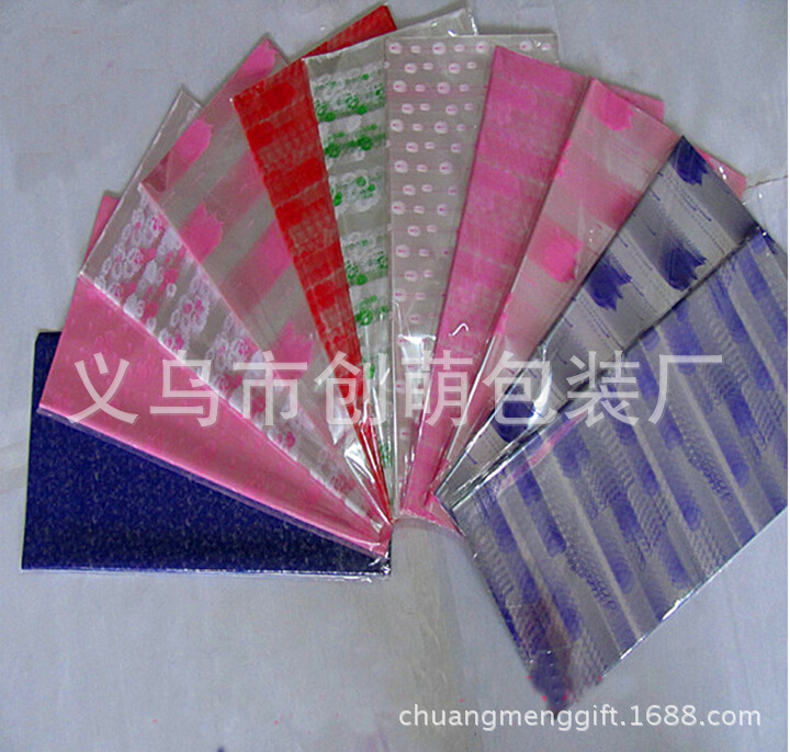 亲们,平安夜圣诞节马上即将来到了,本公司供应的方形平安果包装玻璃纸颜色众多,用她们包着平安果,包着橙子送给我们要送的朋友,老师,同学,亲人,家人,爱人,把平安与诚心诚意的爱送给她们,她们会幸福快乐一生哦! 品名:苹果包装玻璃纸 规格:直径或者长度约45CM 颜色:多色搭配发货 我们都是单张数出来的,一般不会整包发货的(除大批进货客户外或者客户指定图案)会混搭很多颜色图案,做到 尽善尽美,本店的特色就是拉花,包装纸等等混搭各种货物花色,拉 花或者包装纸等等都会给你尽量多的搭配花色图案,这样更方便各位 但是每