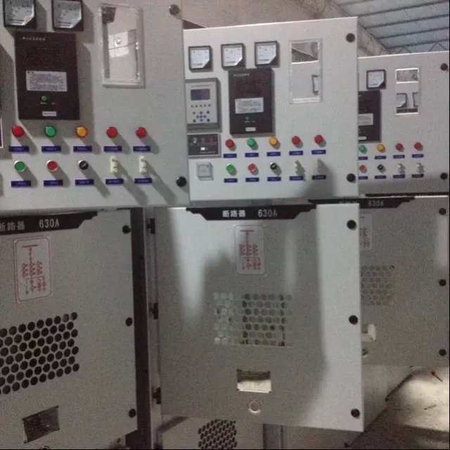 柜体结构采用敷铝锌板经CNC机床使用多重折弯工艺加工之后栓接而成; 所有操作均在柜门关闭状态下进行; 防护等级高,可防止杂物和虫害侵入; 简单有效的"五防"闭锁,防止误操作; 可配用VS1及VD4型真空断路器; 更换断路器简单,手车互换性能好; 柜体可靠墙安装、柜前维护,减少占地面积; 电缆室空间充裕、可连接多根电缆; 断路器室和电缆室可分别加装加热器,防止凝露与腐蚀发生。