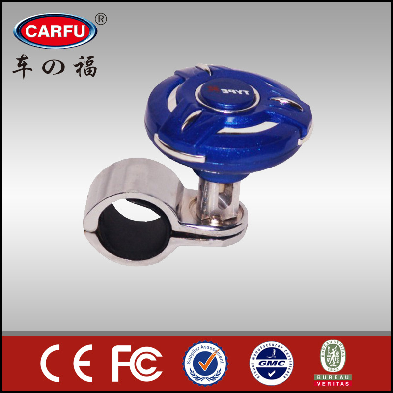 品 牌:carfu助力球可折叠式 制作材质:塑料 锌合金 铁 适用车型:适用所有车型 说明: 产品 下面的方向盘卡口是锌合金材质,上面转盘有ABS电镀也有塑料喷漆的。 圆圈卡口内侧附带有PVC胶,所以不会磨伤方向盘的。 做工精 巧,造型美观。 使用方法:将卡口下端的螺丝拧开,然后把卡口的上 下2部分卡到方向盘上,拧紧螺丝即可。 方向盘好重,即使有了助力,赶上来个电话不得不单手打轮的时候,助力球就有 了大用了。借助物理原理,用力将更多的集中在一个位置 ,而不是整个方向盘,故操纵方向盘将会更加得心应手。 精品