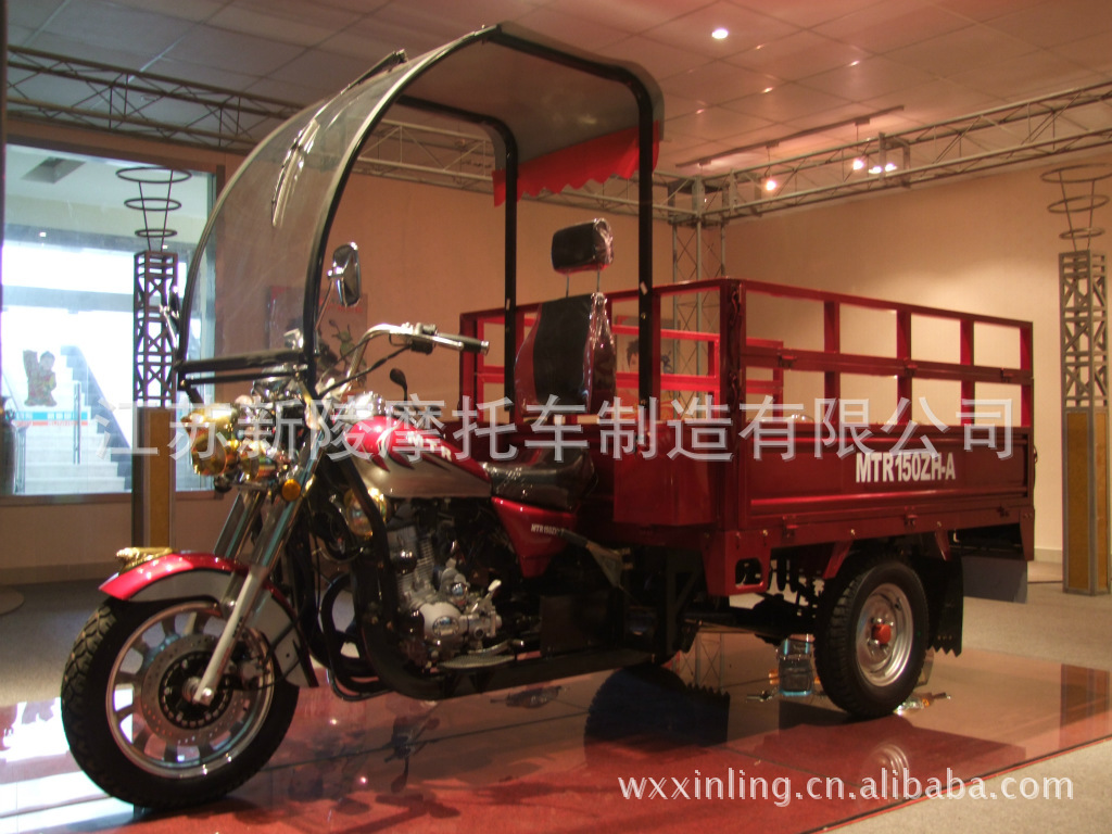 备注: 1、本产品享受三包服务,保修期为三个月或3000公里(2个条件满足一个保修期满),保修范围不包括塑件和易损件。 2、运费根据路程远近以及重量、体积不同都不一样,以物流公司实际收取的运费为准(我可以为您查询)。运费的支付方式是到付,就是买家收到宝贝时直接付给物流公司就可以了,拍下宝贝后付款时不用把运费给店主。(由于三轮摩托车是大件 有些地方要中转 所以具体运费我们没法写清楚具体是多少 请买家们拍之前联系店主 询问清楚) 3、收货验货:本店产品出厂前均经过严格的检测确定合格才发货,请买家收货的时候一定
