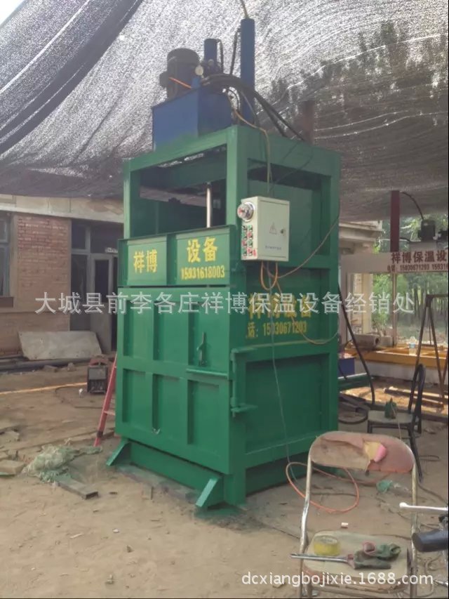 液压打包机用途: 本系列产品广泛应用于各类印刷厂、纸箱厂、包装厂、服装厂、制衣厂、海棉厂、塑料厂、废纸厂、铜材厂、旧物回收公司等单位企业,适用于对旧物、废纸、塑料等打包处理回收,是提高劳动效率,减轻劳动强度,节约人力,减少运输费用的好设备,公称压力有15 吨,15-20-30-50-60-80-100-120-150-200吨等多种规格,另可根据用户要求设计订做。 30吨废纸打包机 油压打包机 立式打包机 打包机械厂家 打包机压力从15吨至200吨不等,规格齐全。 液压驱动,采用上置式油缸,无须地下基础