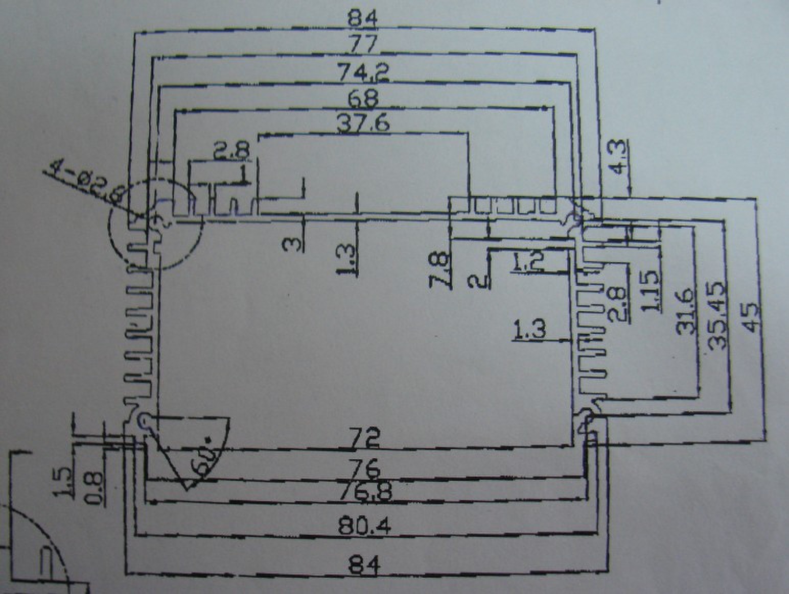 JZ1/C (XJ01)系列自耦减压起动柜 概述 JZ1/C (XJ01)系列自耦减压起动柜适用于一般工业、矿山、油田、农田排灌、宾馆供水等领域。交流电压220V、380V、450V、660V,频率50HZ,功率10KW-800KW的三相鼠笼感应自动机降压起动。该产品由本公司技术部进行全面改进,已具有如下优点: 1、外壳改进后工艺美观而且壳体坚固;为接线方便,115KW壳体加大。 2、导线及线路全面进行改进,铝排用冲压成型,不但外表工艺美观、而且消除线路发热烧坏、连接处温升高的弊病。 型号设计含义 起动性