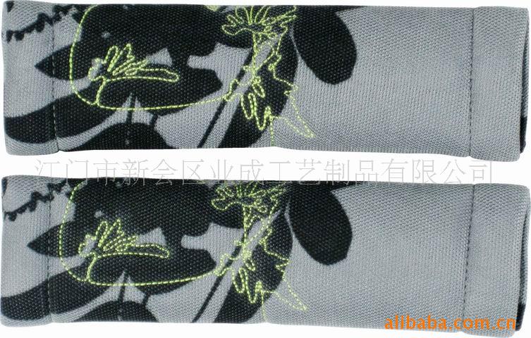 面料:涤纶变形丝面料 尺寸:6.5x23.5CM 颜色:米黄,灰 包装:1对/彩卡吸塑包装,24对/箱(34*36*36CM) 供应供应汽车内饰用品 汽车护肩套、安全带套 适用场所:汽车安全带护肩 产品材料:化纤透气针织网布、变形纱立体花纹面料,三明治网、皮革贴合海绵及透气网布 设计风格:香港设计大师精心设计,款式新潮、时尚、独具一格,采用优质面料,色彩搭配完美,集优雅、时尚于一身,装饰、实用于一体,为您提供优质、舒适动感的生活享受。 产品尺寸:6.