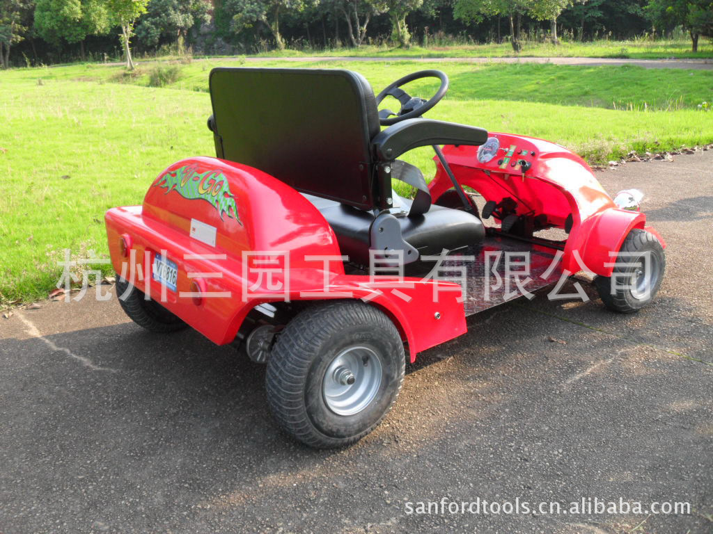 电动双人车 V-GO TWIN 车是我公司最新自主研发设计的四轮电动双人休闲车.该车外观造型美观,流畅,动感,既可供儿童玩耍,也可以供成人代步.性能超群.安全可靠,驾驶简便. 该车配备1000瓦的电机。足够强劲的动力使该车能够轻易越过坡度32%,坡长5米的斜坡,并使得驾驶员在驾驶中有轻风扑面的背压感。这样的动力成为同类产品中的佼佼者。底盘及转向系统的独特设计,使得该车即使在崎岖不平的路面上行驶或转向均轻松自如。辅助的电子刹车系统使得V-GO TWIN 的刹车功能更加可靠灵敏。该车还有许多人性化的设计诸如