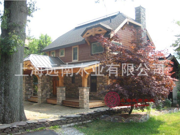 标价仅供参考。由于木屋档次、配置、客户要求不同,价格也有所不同,一般在1500-6000/O之间。 木别墅风格多样,可根据您的需要及习惯进行量身设计,个性化建造。木别墅在中国木结构规范中,施工建造高度可建至四层(北美国家可建至9层,英国16层)。木别墅具有低碳,环保,保温,隔音,抗震,防火,防潮、防水、防腐、防蛀等效果明显。远南设计严格遵守国家相关设计规范要求进行设计;由于自身为中国现代木结构产业联盟成员单位;木结构施工副主任单位。所以建造严格按照规范执行,树立行业规范项目,带头执行行业标准。积极宣传推广