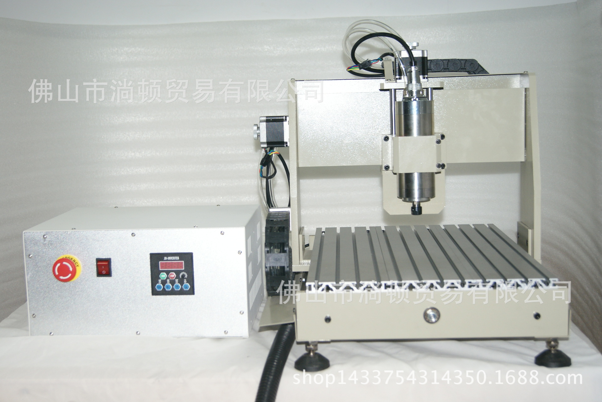 四轴30201F 迷你CNC 木工雕刻机 产品介绍: 主要用于PVC、亚克力、双色板、工程塑胶、电木、实木等及软金属材料上的雕铣,石墨电极的加工,也适用于雕刻PCB电路板、代木模型模具,工艺品、可以在不超过限定规格的塑料盒、铝合金机箱、面板上开孔铣洞,还能以低进给速率对铝合金,铜等金属材料进行三维雕刻及钻铣加工;也可以把它作为一个简单的三维数控工作台来使用,例如试验激光雕刻、数控点胶、数控定位、金属(铭牌)打标等方面的应用。适用于工业、技术开发、广告设计、艺术创作、高职技术学院教学及DIY爱好者。 教学光