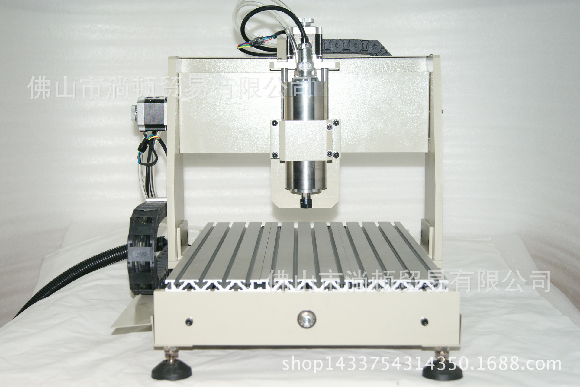 四轴30201F 迷你CNC 木工雕刻机 产品介绍: 主要用于PVC、亚克力、双色板、工程塑胶、电木、实木等及软金属材料上的雕铣,石墨电极的加工,也适用于雕刻PCB电路板、代木模型模具,工艺品、可以在不超过限定规格的塑料盒、铝合金机箱、面板上开孔铣洞,还能以低进给速率对铝合金,铜等金属材料进行三维雕刻及钻铣加工;也可以把它作为一个简单的三维数控工作台来使用,例如试验激光雕刻、数控点胶、数控定位、金属(铭牌)打标等方面的应用。适用于工业、技术开发、广告设计、艺术创作、高职技术学院教学及DIY爱好者。 教学光