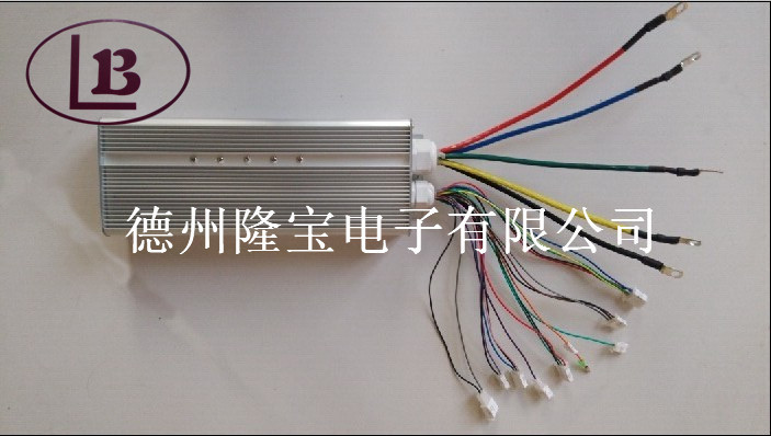 电动车的控制器 :电动车的控制器用于控制电动车的运行,从功能上来看,它单单只是使电动车能够起停,总的要求有: 运行控制:使电动车的速度能按照手把转动的角度发生变化从零速度到最大速度; 具有电流过载保护功能,在各种运行状态电流都不超过保护值; 过热保护:当电动车长期运行在额定电流状态控制器温度过高时切断电源供应; 刹车时自动断开供电电源; 欠压保护:当电源供电不足电池电压下降到电池最低电压时切断电源,以保护电池。酸铅电池不怕充足就怕没电。 1.