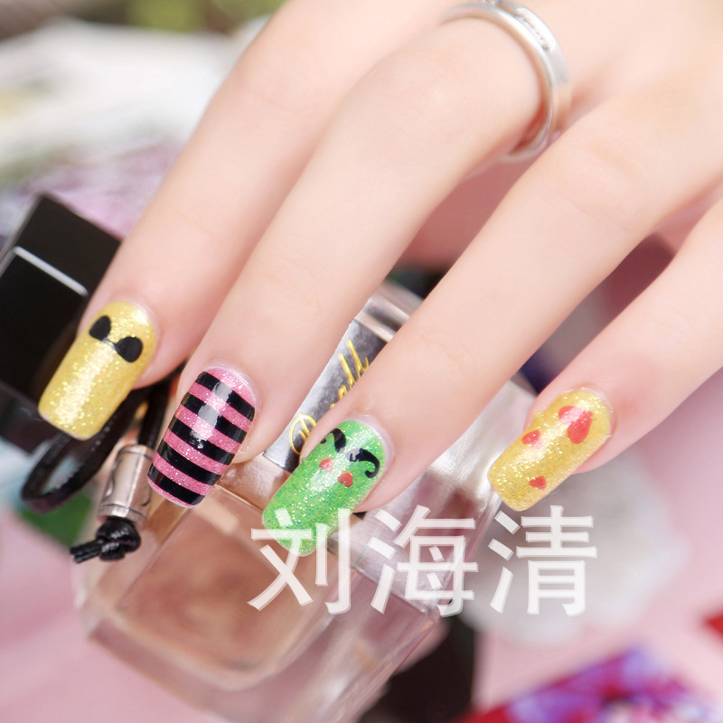 全网款式最多,款式全部是韩国|日本最流行的款 产品规格: 一袋12小贴(如果指甲比较短修剪后可贴两双手哦~) 产品使用方法: 1 .清洗指甲,去除指甲表面的油份。 2.干后用抛光打磨指甲抛光后再贴上这个指甲贴纸。 3.延长部分用挫条挫掉。(购买我们会按比例配送挫条的)。 4.